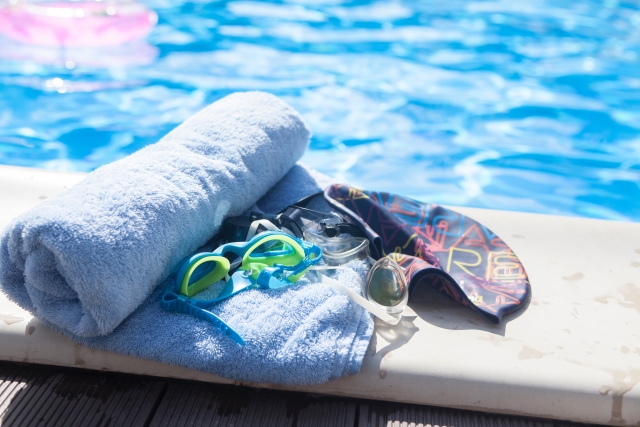 プールで貴重品はどうする 財布 スマホの管理方法と盗難回避思考術 アウトドアな青空